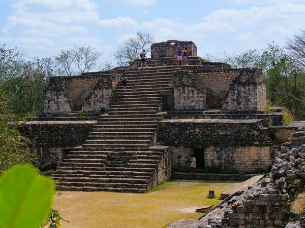 Comment organiser une exploration des temples mayas méconnus au Guatemala ?