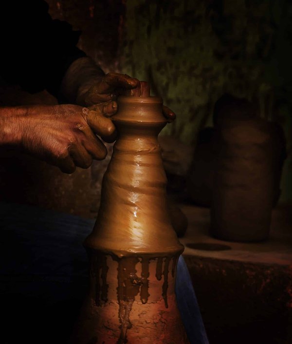Comment trouver des cours de poterie traditionnelle dans les villages isolés du Maroc ?